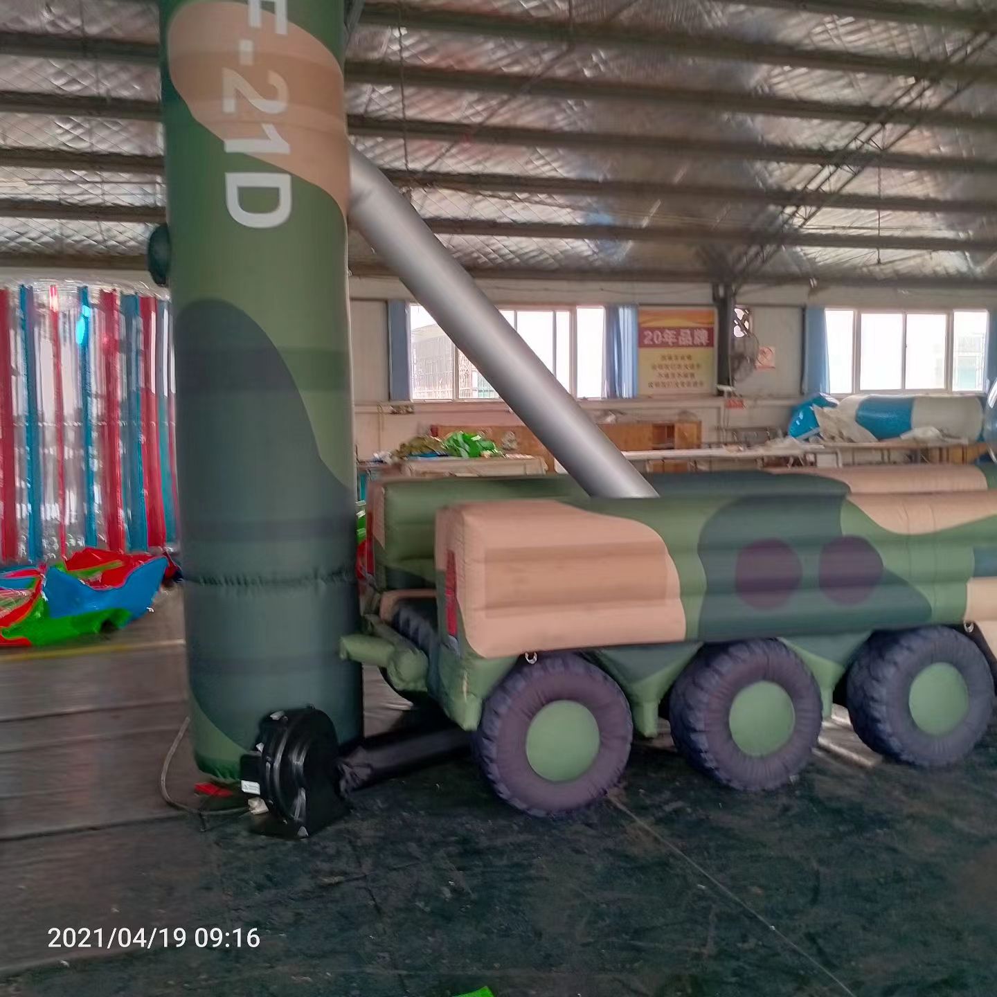 衡阳军事演习中的充气目标车辆：模拟发射车雷达车坦克飞机